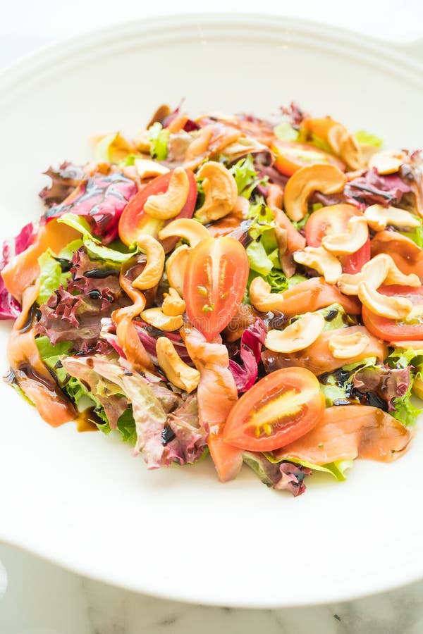 Salada do tomate e do vegetal com carne do salmão fumado foto de stock Salada do tomate e do vegetal com carne do salmão fumado foto de stock