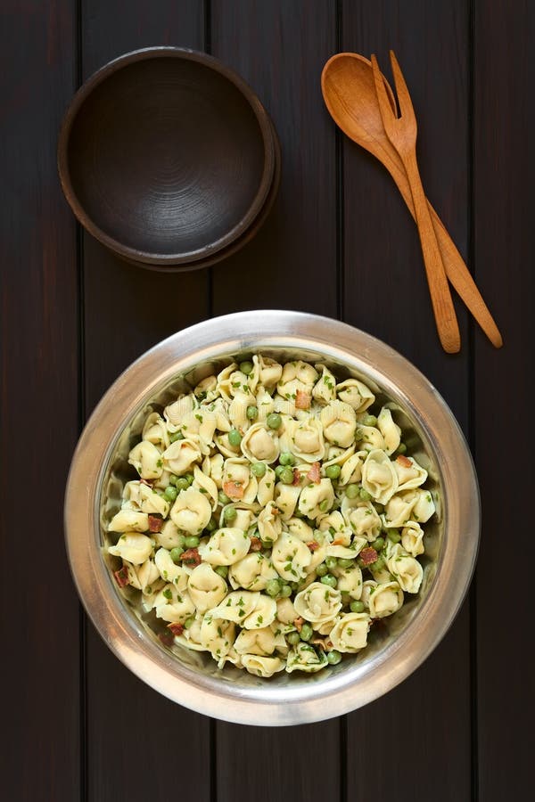 Salada do Tortellini com ervilhas e bacon imagens de stock Salada do Tortellini com ervilhas e bacon imagens de stock