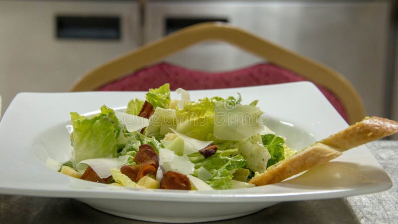 Salada dos legumes misturados na placa branca foto de stock royalty free Salada dos legumes misturados na placa branca foto de stock royalty free