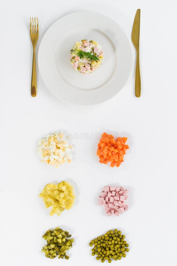 Salada e ingredientes de Olivier para cozinhar em um fundo branco imagem de stock royalty free Salada e ingredientes de Olivier para cozinhar em um fundo branco imagem de stock royalty free