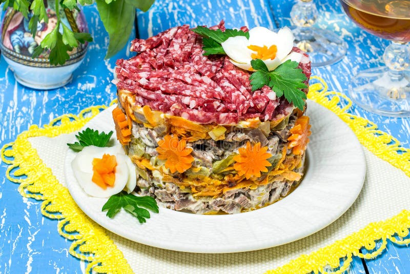 Salada festiva em camadas com carne de vaca e cenouras fotografia de stock royalty free