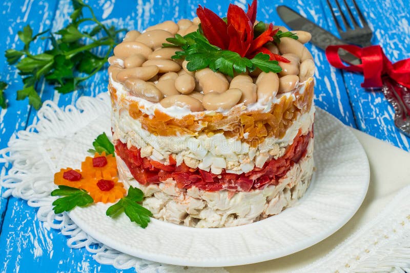 Salada festiva Multilayer com galinha, pimentas e feijões imagem de stock royalty free