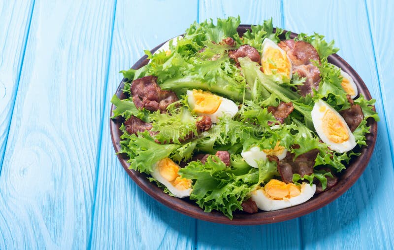 Salada fresca com bacon fotografia de stock Salada fresca com bacon fotografia de stock