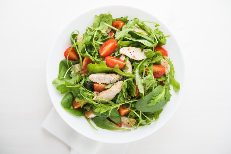 Salada fresca com galinha, tomate e verdes (espinafres, rúcula) foto de stock royalty free Salada fresca com galinha, tomate e verdes (espinafres, rúcula) foto de stock royalty free