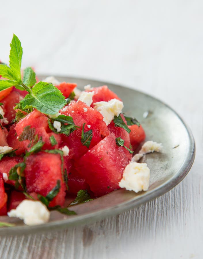 Salada fresca com melancia, queijo de feta, cal e hortelã imagem de stock Salada fresca com melancia, queijo de feta, cal e hortelã imagem de stock