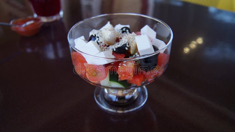 Salada grega em um vaso de vidro fotografia de stock Salada grega em um vaso de vidro fotografia de stock