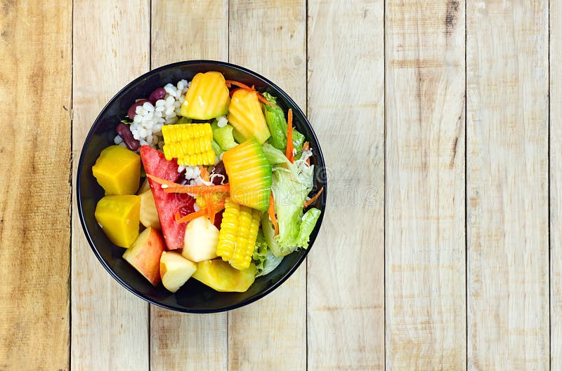 Salada misturada do vegetal e de fruto na bacia preta imagens de stock royalty free Salada misturada do vegetal e de fruto na bacia preta imagens de stock royalty free