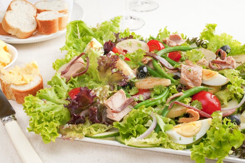 Salada Nicoise do atum foto de stock Salada Nicoise do atum foto de stock