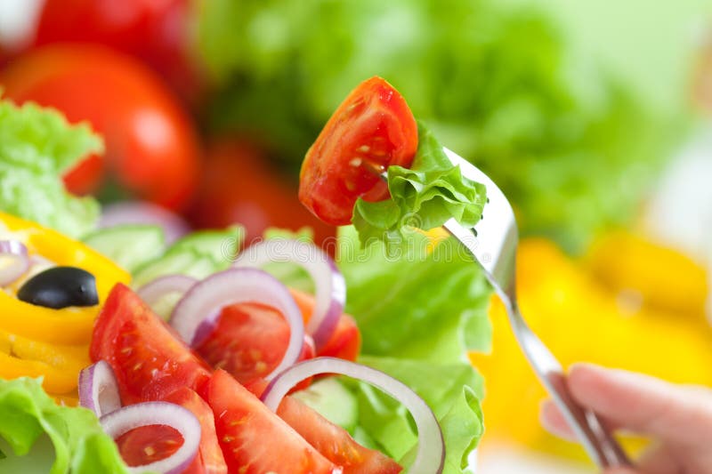 Salada saudável e forquilha do legume fresco do alimento