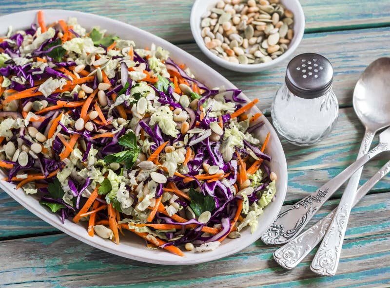 Salada vegetal friável fresca com couve vermelha, cenouras, pimentas doces, ervas e sementes Alimento saudável imagens de stock Salada vegetal friável fresca com couve vermelha, cenouras, pimentas doces, ervas e sementes Alimento saudável imagens de stock