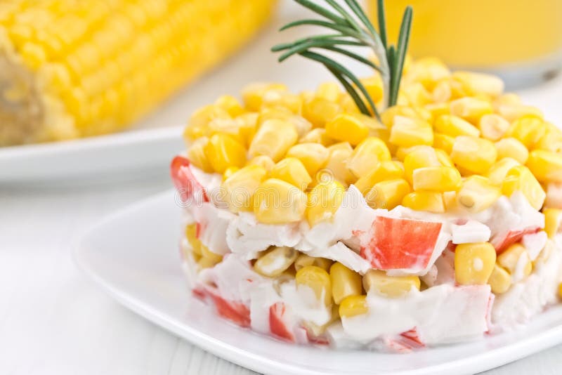 Salade de maïs et de bâtonnets de crabe photographie stock libre de droits