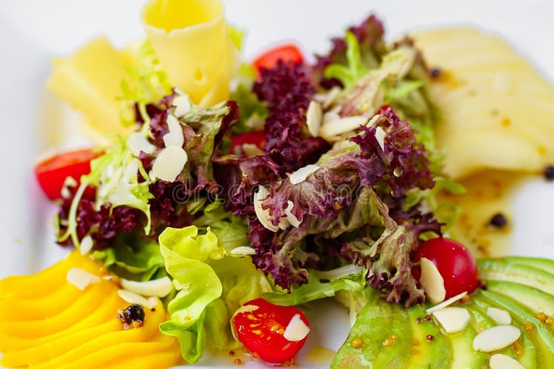 Salade avec des tomates-cerises et marinée images stock Salade avec des tomates-cerises et marinée images stock