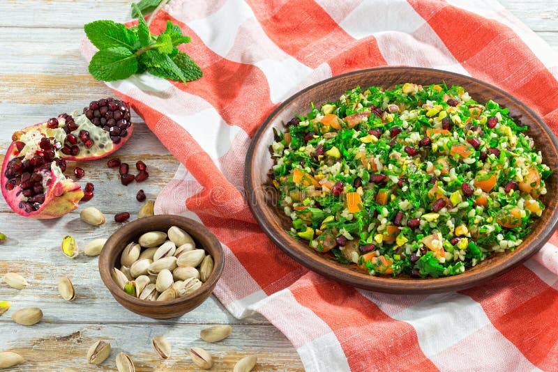 Salade avec la grenade, pistaches, persil, menthe poivrée, spr photo stock Salade avec la grenade, pistaches, persil, menthe poivrée, spr photo stock
