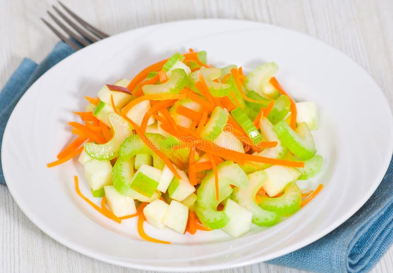 Salade avec le céleri, les carottes et les pommes