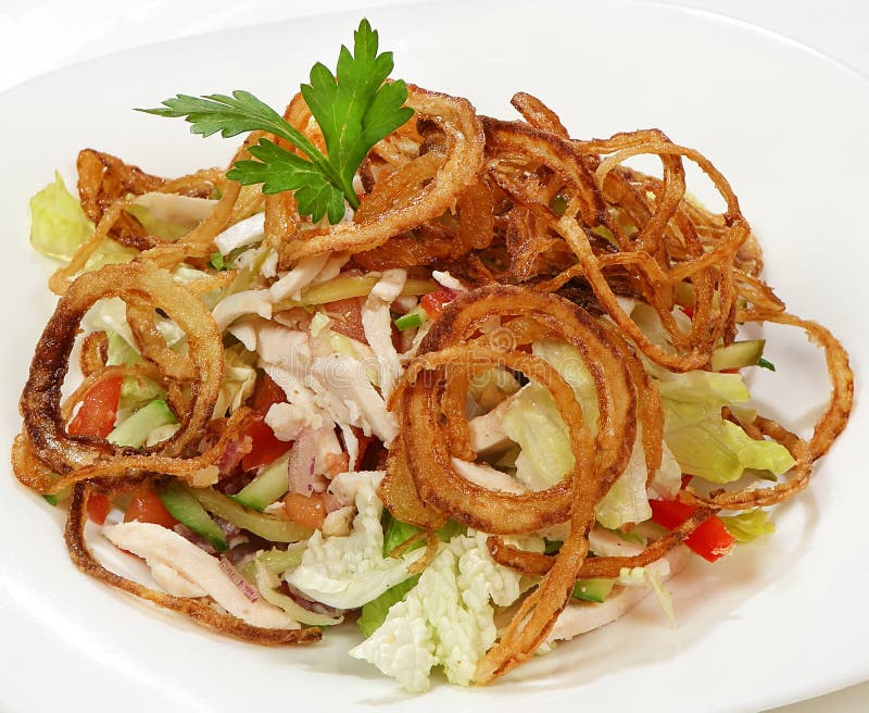 Salade avec le poulet et la laitue de poivron doux, les concombres, les tomates, les cornichons, les frites du lard et les oignon photographie stock Salade avec le poulet et la laitue de poivron doux, les concombres, les tomates, les cornichons, les frites du lard et les oignon photographie stock