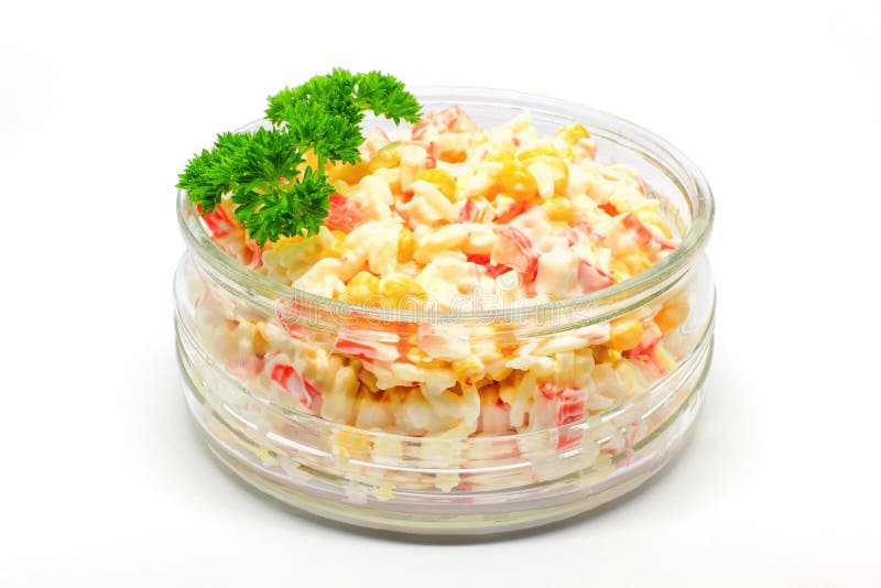 Salade de bâtonnets de crabe, de maïs, d'œufs et de riz photos libres de droits