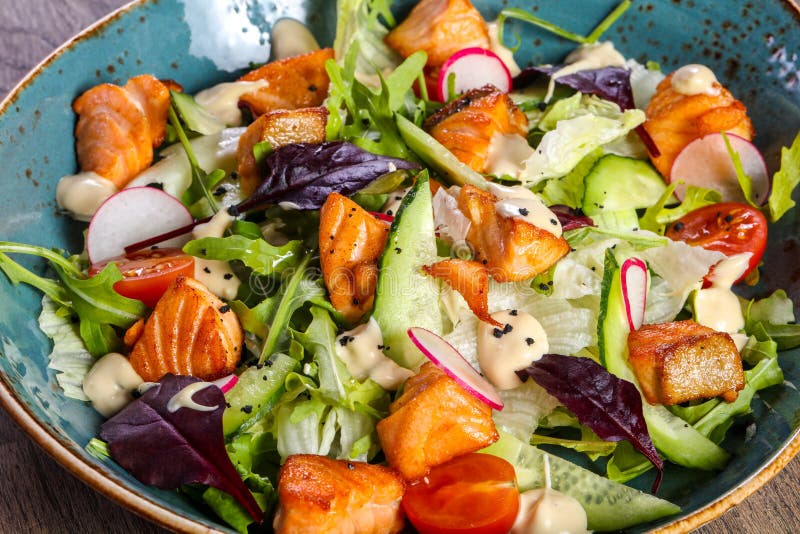 Salade avec les saumons grillés photos libres de droits Salade avec les saumons grillés photos libres de droits