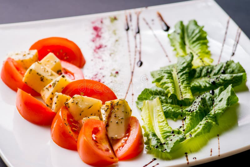 Salade caprese italienne avec du mozzarella images stock Salade caprese italienne avec du mozzarella images stock