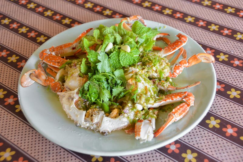 Salade chaude et épicée de style thaïlandais de mer de crabe photographie stock Salade chaude et épicée de style thaïlandais de mer de crabe photographie stock