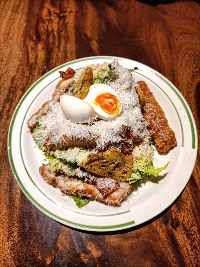 Salade César avec fromage râpé et katsu de poulet photo libre de droits