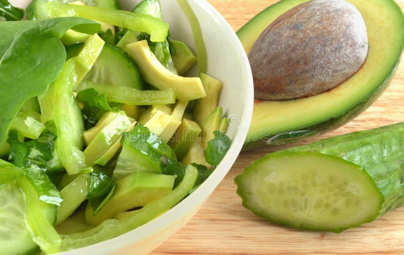Salade d'avocat et de concombre images stock Salade d'avocat et de concombre images stock
