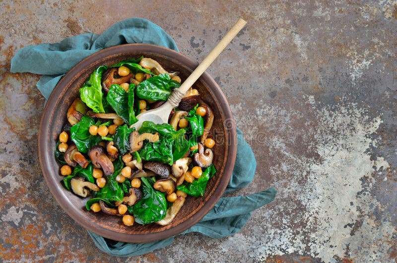 Salade d'épinards et de champignon photo libre de droits Salade d'épinards et de champignon photo libre de droits