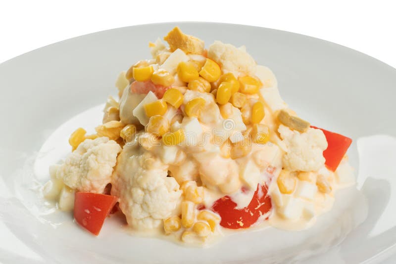 Salade de chou-fleur avec la tomate et le maïs frais, avec la mayonnaise d'un plat blanc photos stock Salade de chou-fleur avec la tomate et le maïs frais, avec la mayonnaise d'un plat blanc photos stock