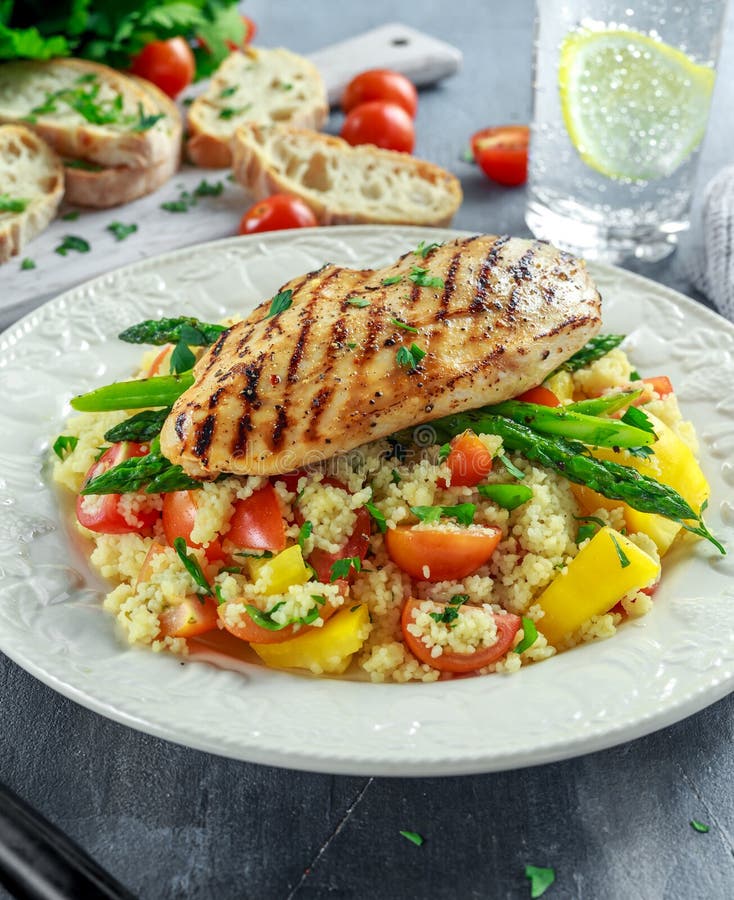 Salade de couscous avec le poulet grillé et asperge du plat blanc Nourriture saine images stock Salade de couscous avec le poulet grillé et asperge du plat blanc Nourriture saine images stock