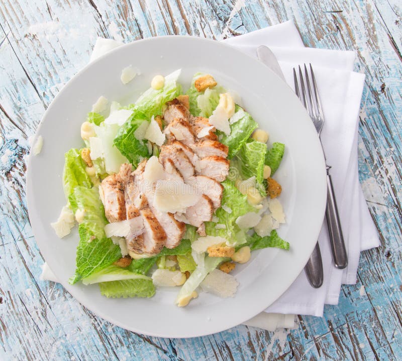 Salade de César avec le poulet et les verts