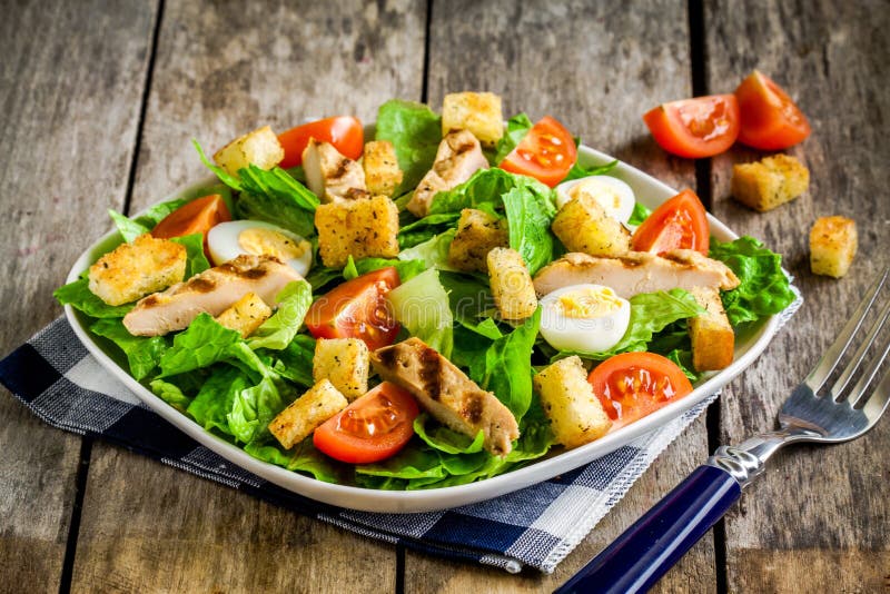 Salade de César avec le poulet, les croûtons, les oeufs de caille et les tomates-cerises grillés photo libre de droits