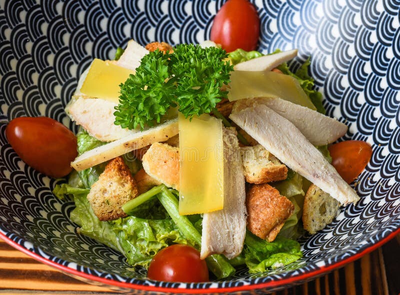 Salade de césar dans un bol bleu gros photos stock