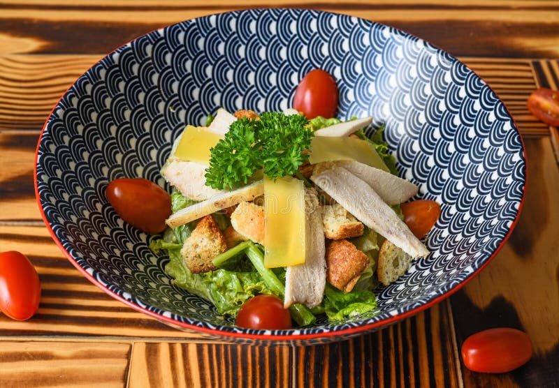 Salade de césar dans un bol bleu gros photos stock