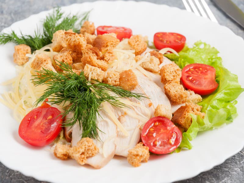 Salade de césar traditionnelle avec filet de poulet. gros plan photos stock