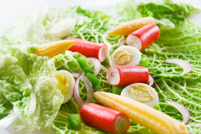Salade de légume frais avec des bâtons de crabe photos libres de droits