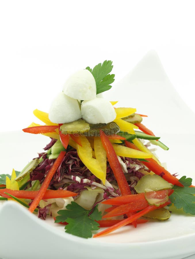 Salade de légumes avec du mozzarella