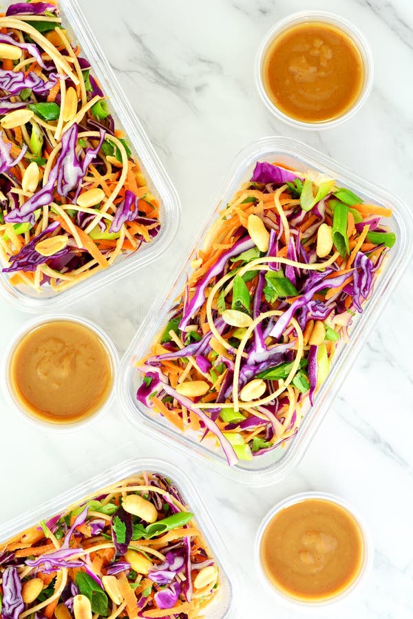 Salade de nouilles thaïlandaises avec préparation de repas à la sauce d'arachide