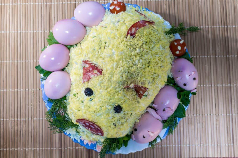 Salade de porc avec des porcelets des oeufs, de la saucisse, des olives et de la mayonnaise photo libre de droits Salade de porc avec des porcelets des oeufs, de la saucisse, des olives et de la mayonnaise photo libre de droits