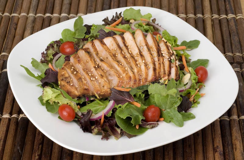 Salade de poulet grillée avec les graines de sésame photographie stock libre de droits Salade de poulet grillée avec les graines de sésame photographie stock libre de droits