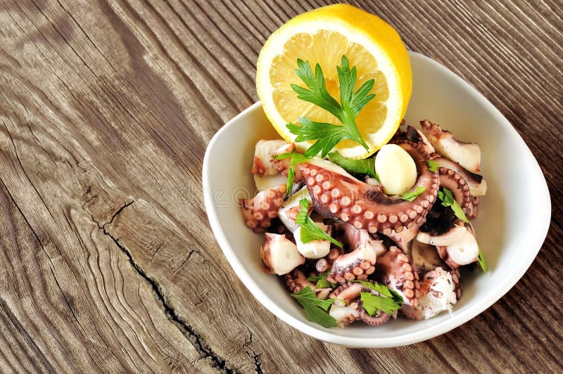 Salade de poulpe photo stock. Image du cuit, museau, seafood - 28143284