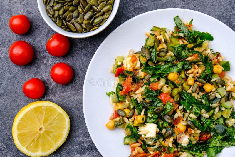 Salade de pâtes méditerranéenne saine d'Orzo photographie stock libre de droits Salade de pâtes méditerranéenne saine d'Orzo photographie stock libre de droits