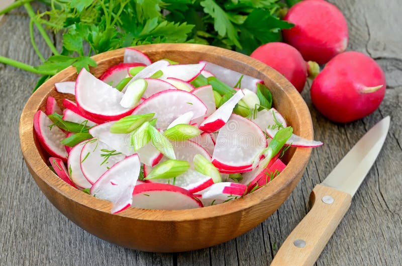 Salade de radis dans la cuvette image stock