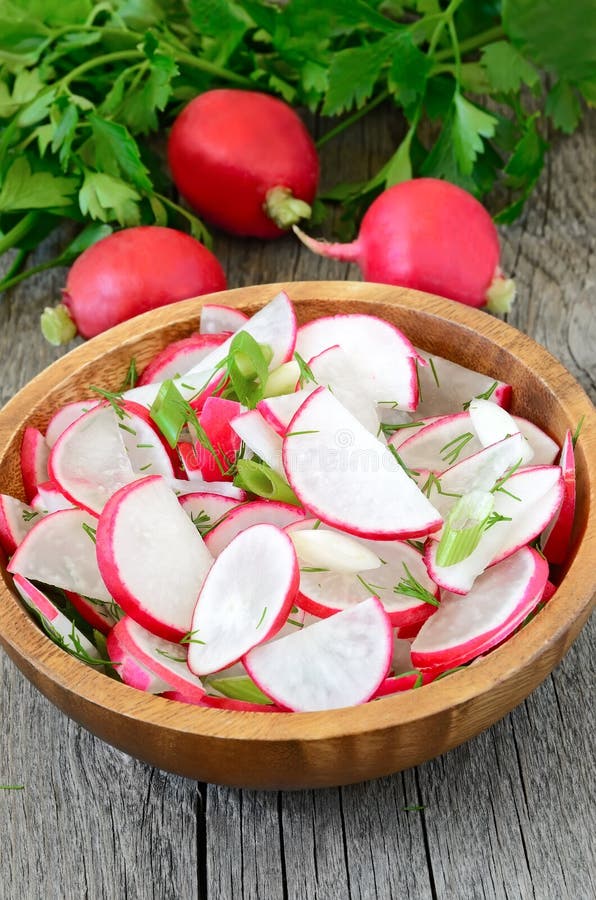 Salade de radis dans la cuvette photos libres de droits