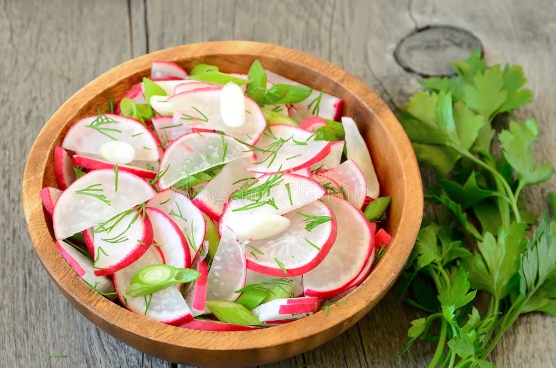 Salade de radis dans la cuvette image stock
