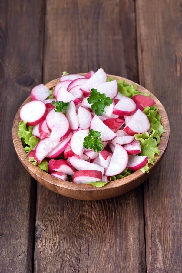 Salade de radis dans la cuvette photo stock
