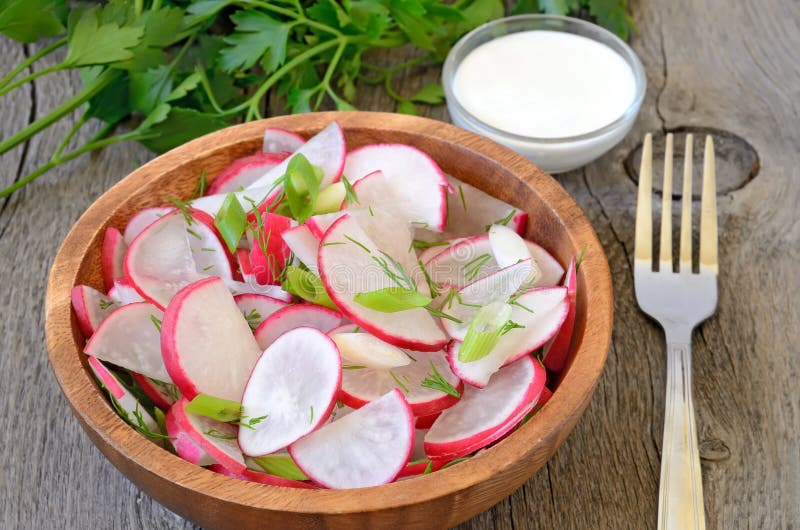 Salade de radis dans la cuvette brune photographie stock