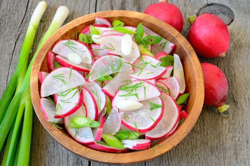 Salade de radis dans la cuvette brune image libre de droits