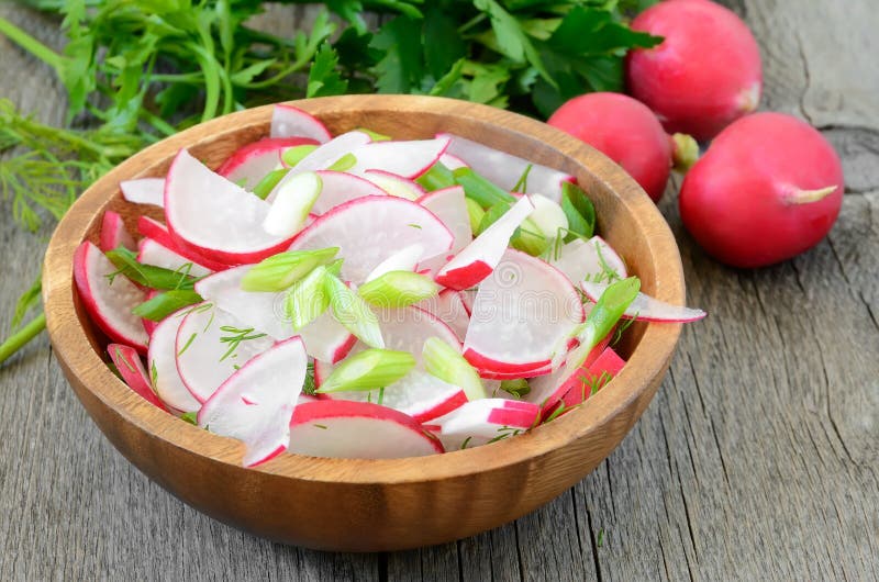 Salade de radis dans la cuvette images libres de droits