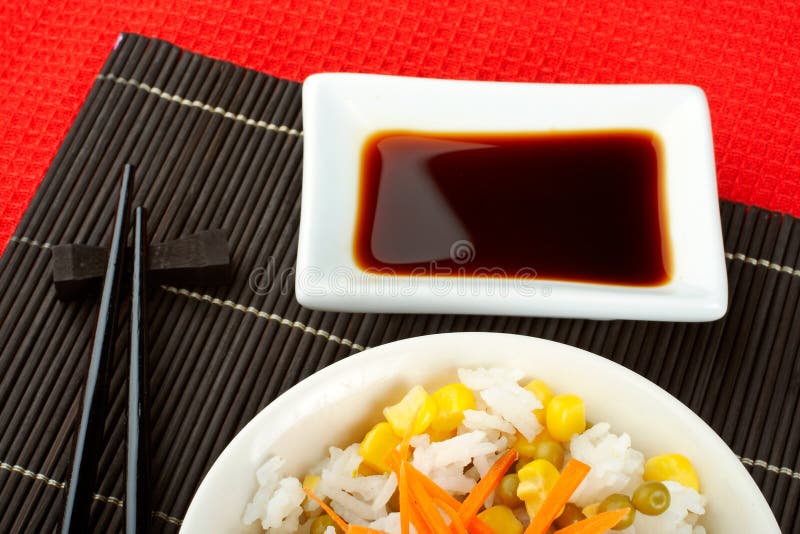 Salade de riz avec de la sauce et des bâtons