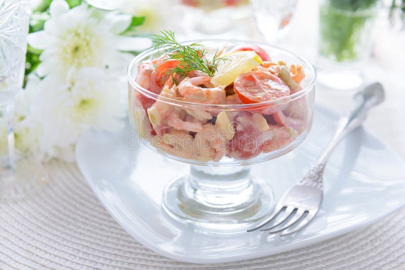 Salade des crevettes, de l'avocat et des tomates-cerises avec le habillage de mayonnaise image libre de droits Salade des crevettes, de l'avocat et des tomates-cerises avec le habillage de mayonnaise image libre de droits
