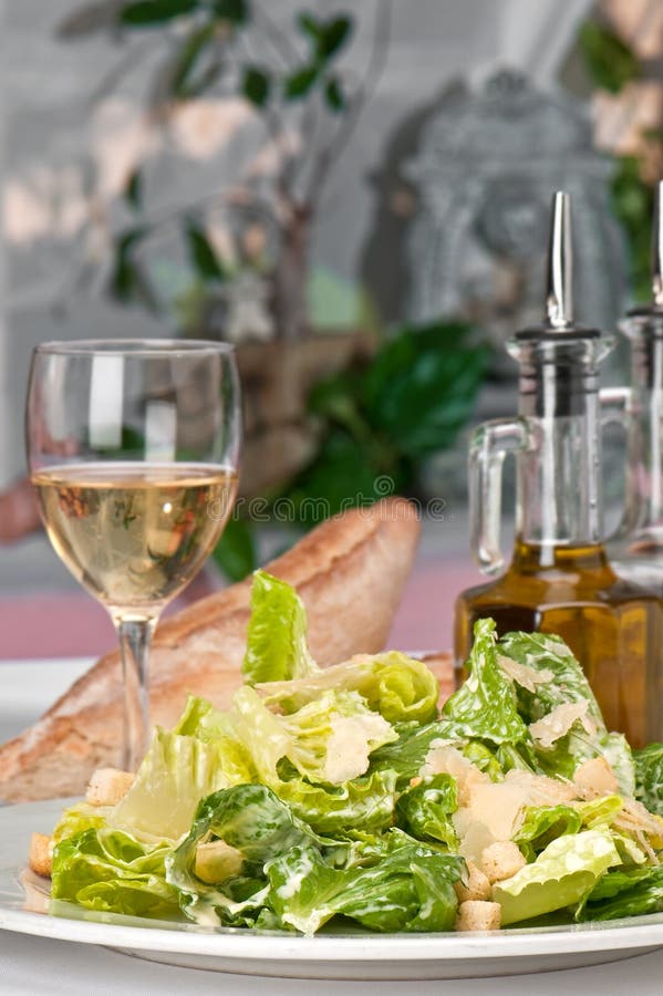 Salade et vin de César images libres de droits